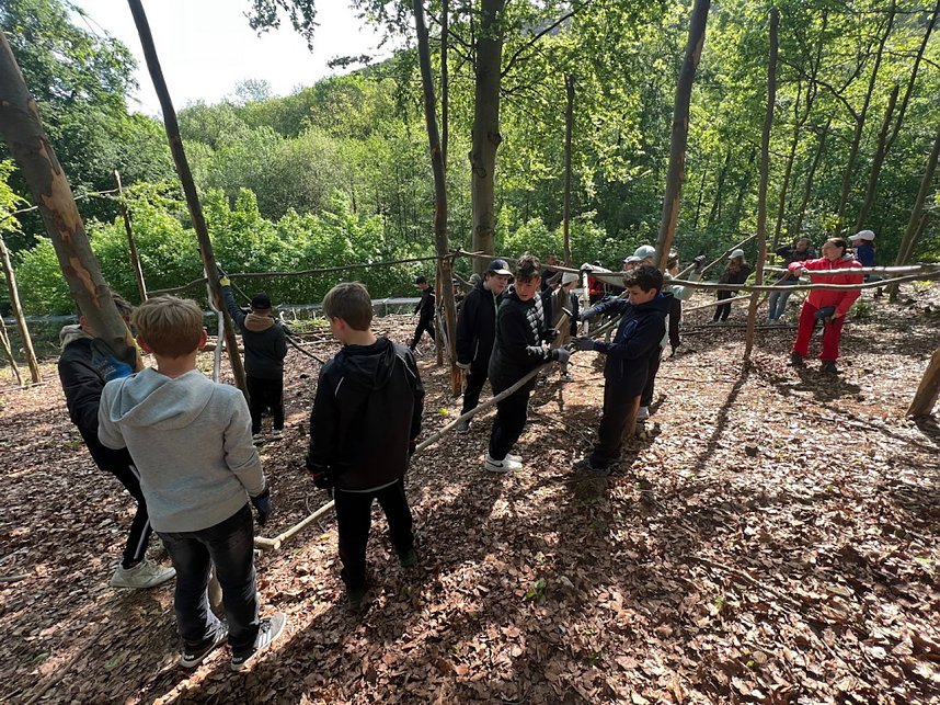 Sch&uuml;lerinnen und Sch&uuml;ler der 7. Klasse der Franzbergschule bauen ein neues Kletterger&uuml;st f&uuml;r die Kattas im Affenwald Strau&szlig;berg