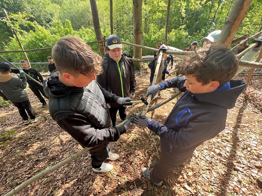 Sch&uuml;lerinnen und Sch&uuml;ler der 7. Klasse der Franzbergschule bauen ein neues Kletterger&uuml;st f&uuml;r die Kattas im Affenwald Strau&szlig;berg