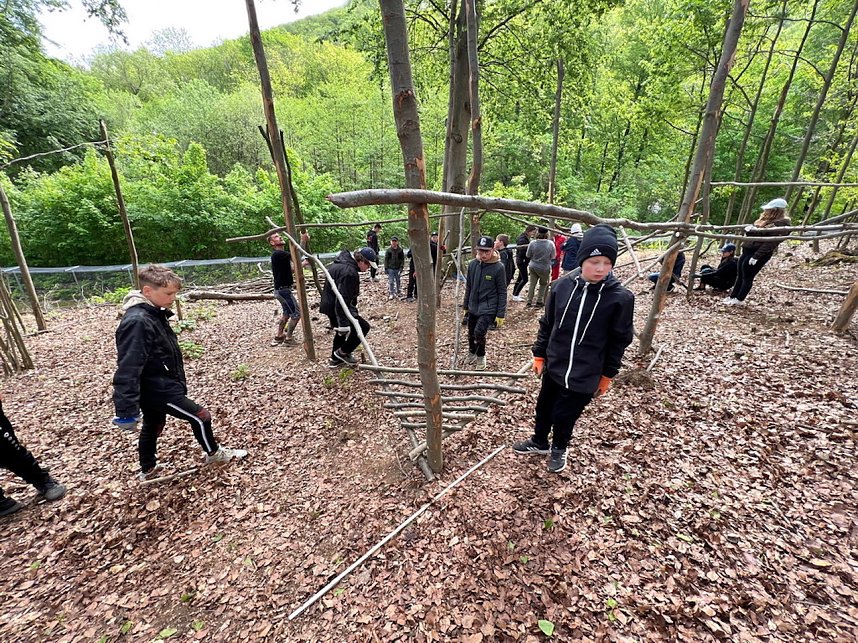 Sch&uuml;lerinnen und Sch&uuml;ler der 7. Klasse der Franzbergschule bauen ein neues Kletterger&uuml;st f&uuml;r die Kattas im Affenwald Strau&szlig;berg