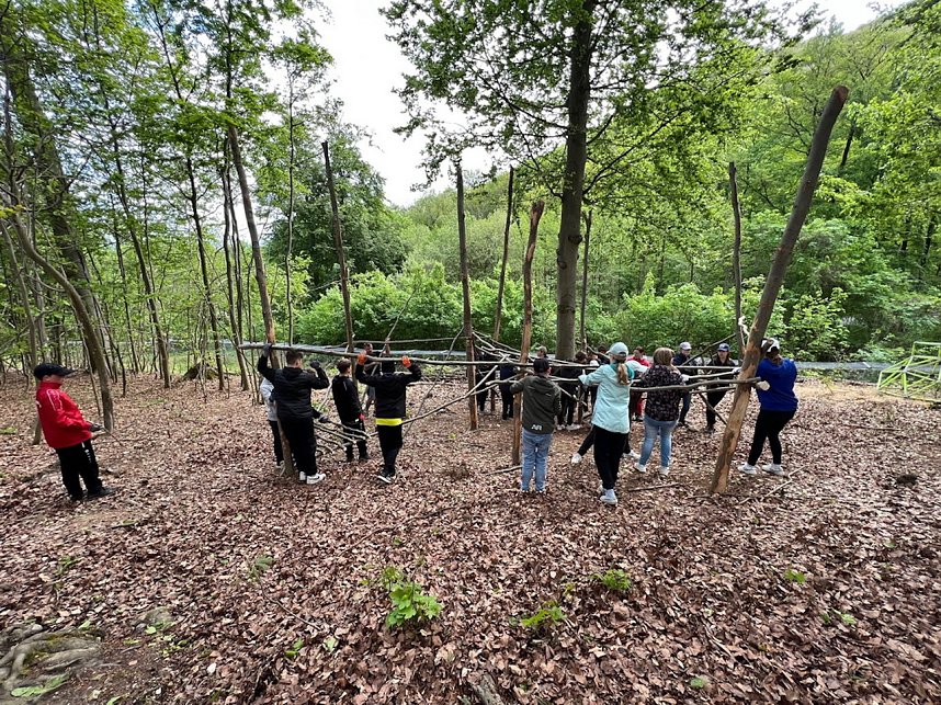 Sch&uuml;lerinnen und Sch&uuml;ler der 7. Klasse der Franzbergschule bauen ein neues Kletterger&uuml;st f&uuml;r die Kattas im Affenwald Strau&szlig;berg