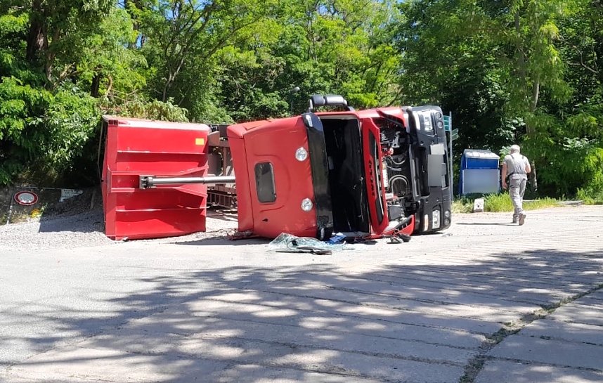 Umgekippter Sattelschlepper in Bad Frankenhausen