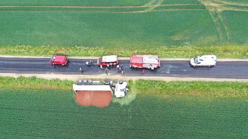 Unfall mit umgekipptem Sattelzug