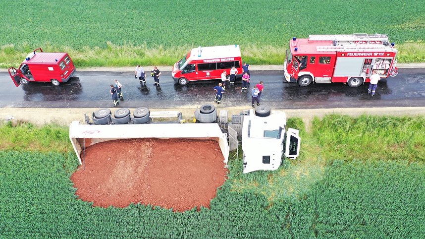Unfall mit umgekipptem Sattelzug