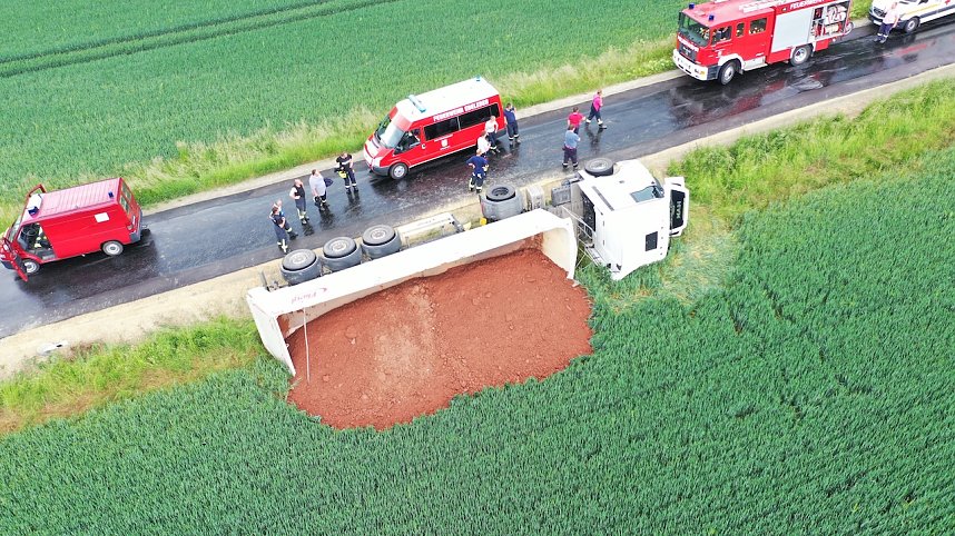 Unfall mit umgekipptem Sattelzug