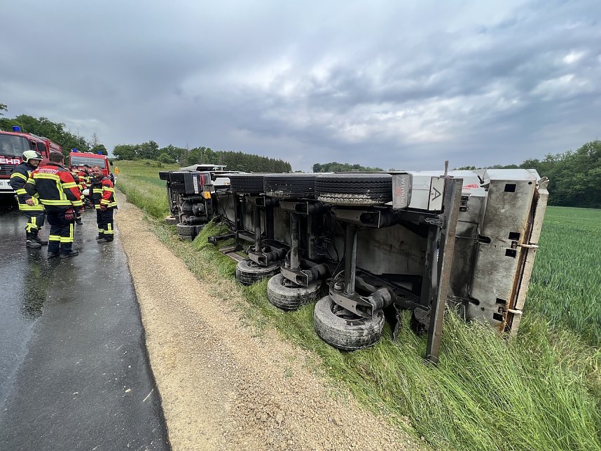 Unfall mit umgekipptem Sattelzug