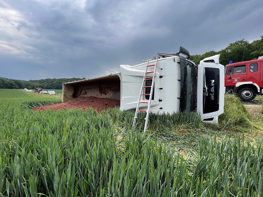 Unfall mit umgekipptem Sattelzug