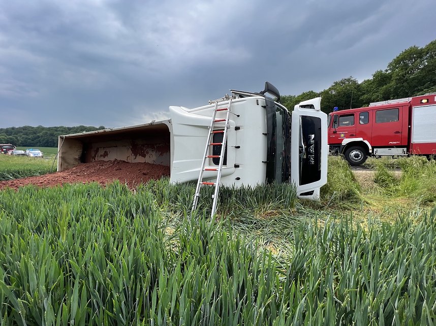 Unfall mit umgekipptem Sattelzug