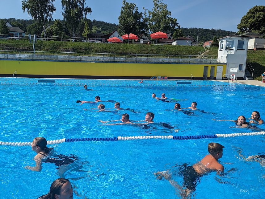 Projektwoche Lebensretter der Regelschule am Franzberg, im Bergbad Sonnenblick
