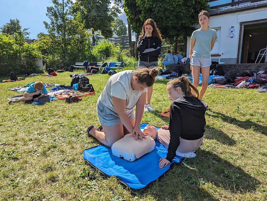 Projektwoche Lebensretter der Regelschule am Franzberg, im Bergbad Sonnenblick