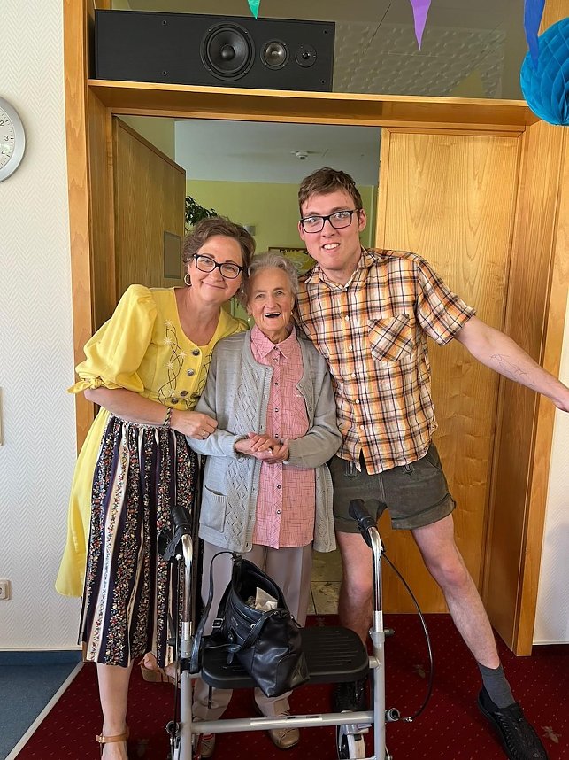 Frau Otto (Mitte) beim Sommerfest der AWO Seniorenresidenz Udo-Stiemerling-Haus" 