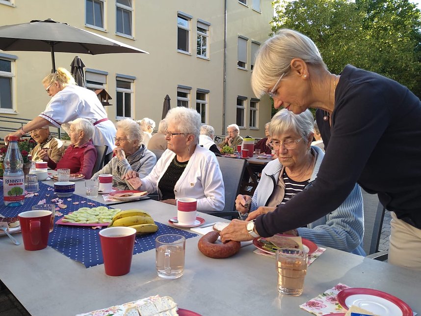 Leckeres Fr&uuml;hst&uuml;ck im Freien - Pflegeheim Gr&uuml;ningen