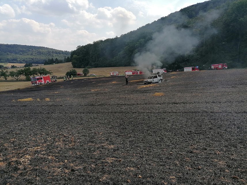 Auto setzt Stoppelfeld bei Seega in Brand 