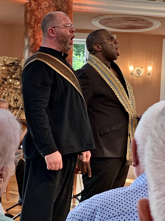 v.l. Iavor Genchev (Rolle: Ramphis); re. Marvin Scott (Rolle: Radames) in der Opernerz&auml;hlung "AIDA" im Achteckhaus in Sondershausen