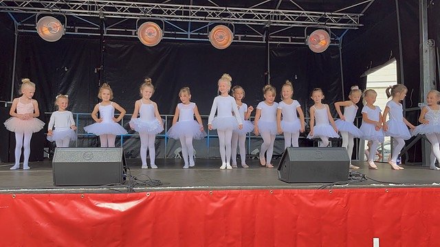 Die Eleven der Tanzschule Radeva in Aktion