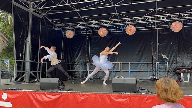 Die Eleven der Tanzschule Radeva in Aktion