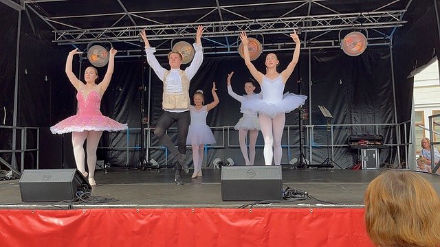 Die Eleven der Tanzschule Radeva in Aktion