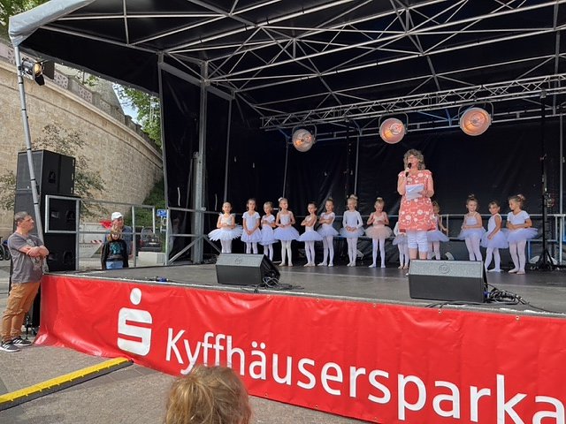 Die Eleven der Tanzschule Radeva in Aktion