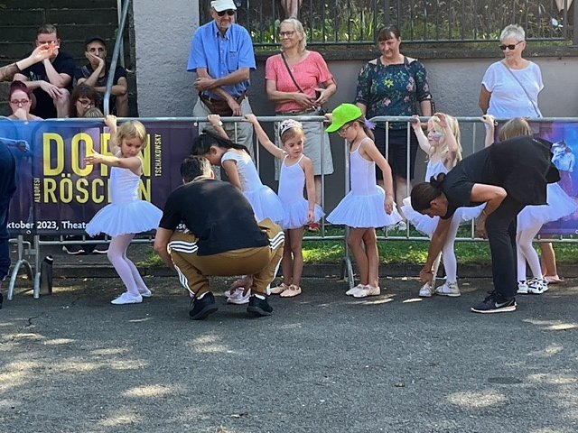 Die T&auml;nzer und T&auml;nzerinnen im Blauen Saal in Sondershausen