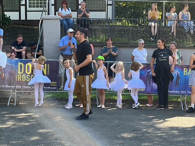 Die T&auml;nzer und T&auml;nzerinnen im Blauen Saal in Sondershausen