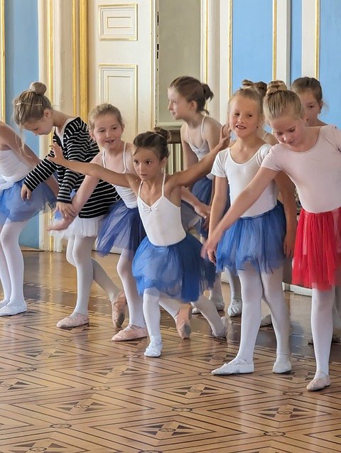 Die T&auml;nzer und T&auml;nzerinnen im Blauen Saal in Sondershausen