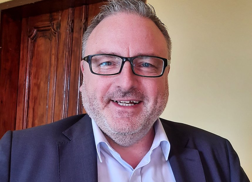 Jens Krautwurst (Kyffh&auml;usersparkasse) beim Verband der Behinderten in Sondershausen