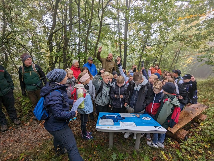 Der Frauenberg-Trai (Sondershausen) ist ein Familienerlebniswanderweg mit sieben verschiedene Erlebnisstationen