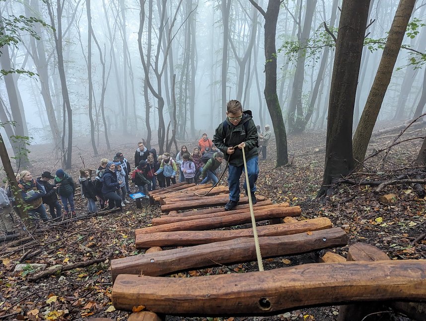 Der Frauenberg-Trai (Sondershausen) ist ein Familienerlebniswanderweg mit sieben verschiedene Erlebnisstationen