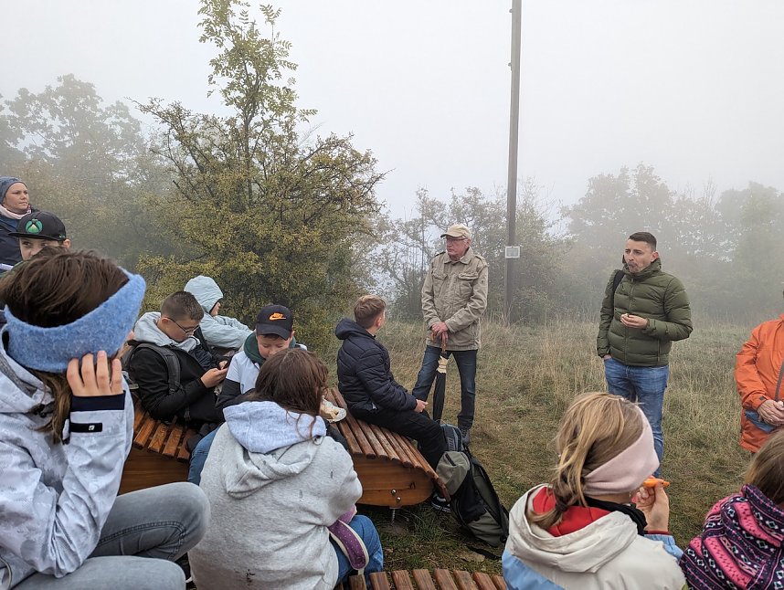 Der Frauenberg-Trai (Sondershausen) ist ein Familienerlebniswanderweg mit sieben verschiedene Erlebnisstationen
