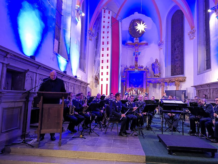 Eine besondere Kulisse f&uuml;r besondere Menschen: Vor 300 G&auml;sten fand in der Trinitatiskirche in Sondershausen das Benefizkonzert des Luftwaffenmusikkorps und die Ehrenamtsw&uuml;rdigung statt.