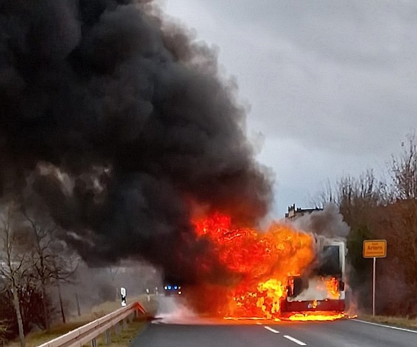 Bus bei Artern in Vollbrand