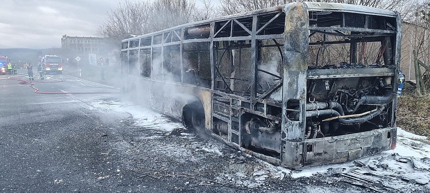 Bus bei Artern in Vollbrand