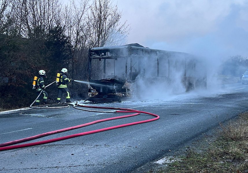 Bus bei Artern in Vollbrand