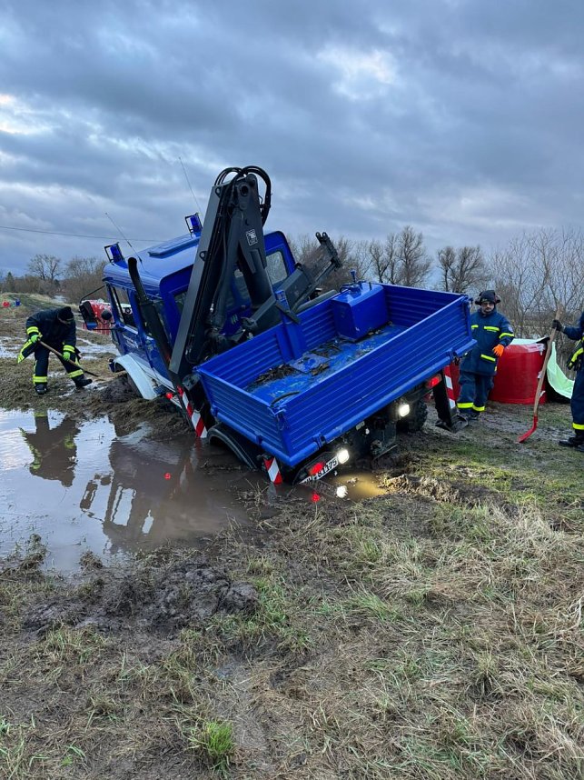 Unimog-Bergung auf schlammigem Weg