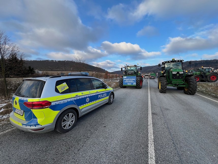  Landwirte mit ihren Maschinen blockieren die Bundesstra&szlig;e 4 bei Sondershausen