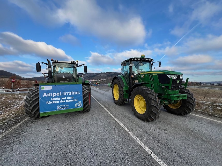  Landwirte mit ihren Maschinen blockieren die Bundesstra&szlig;e 4 bei Sondershausen