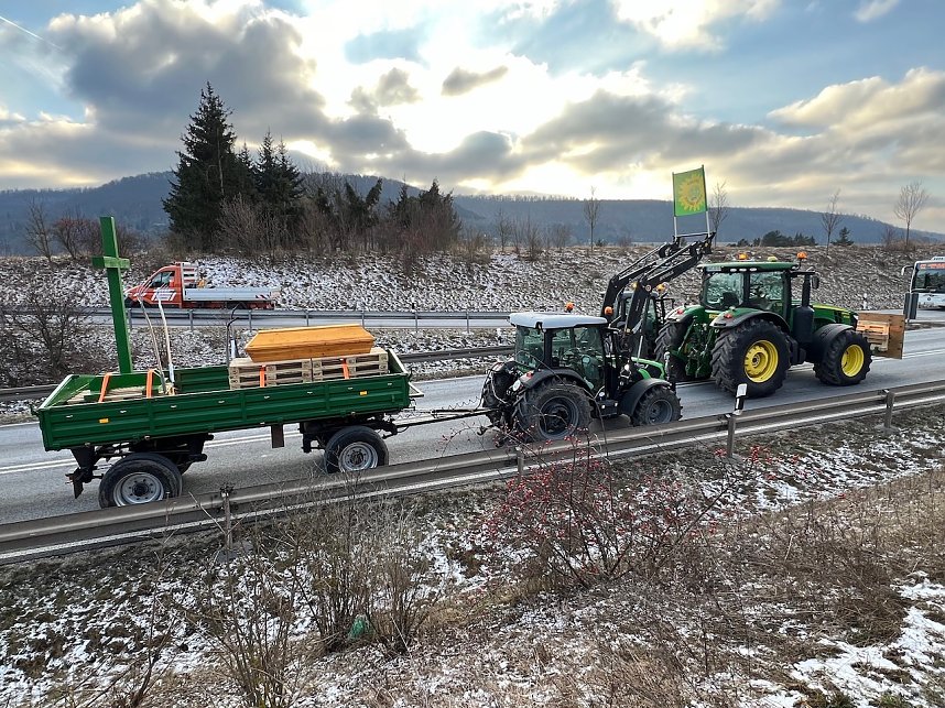  Landwirte mit ihren Maschinen blockieren die Bundesstra&szlig;e 4 bei Sondershausen
