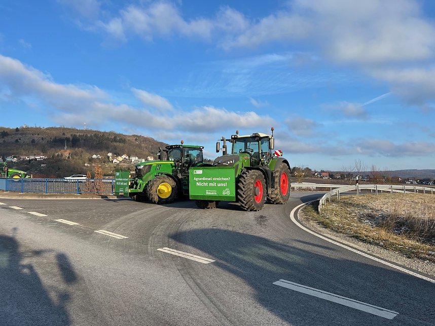  Landwirte mit ihren Maschinen blockieren die Bundesstra&szlig;e 4 bei Sondershausen
