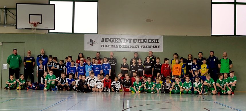 Gruppenbild mit allen Teams beim 360 Grad T&uuml;r E-Jugendturnier