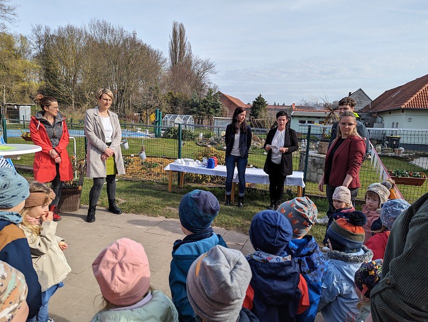 Gro&szlig;e Freude &uuml;ber das neue Spielger&auml;t herrschte bei den Bebraspatzen