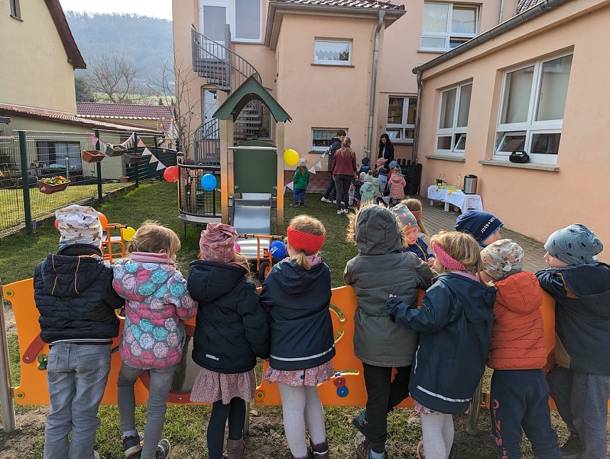 Gro&szlig;e Freude &uuml;ber das neue Spielger&auml;t herrschte bei den Bebraspatzen