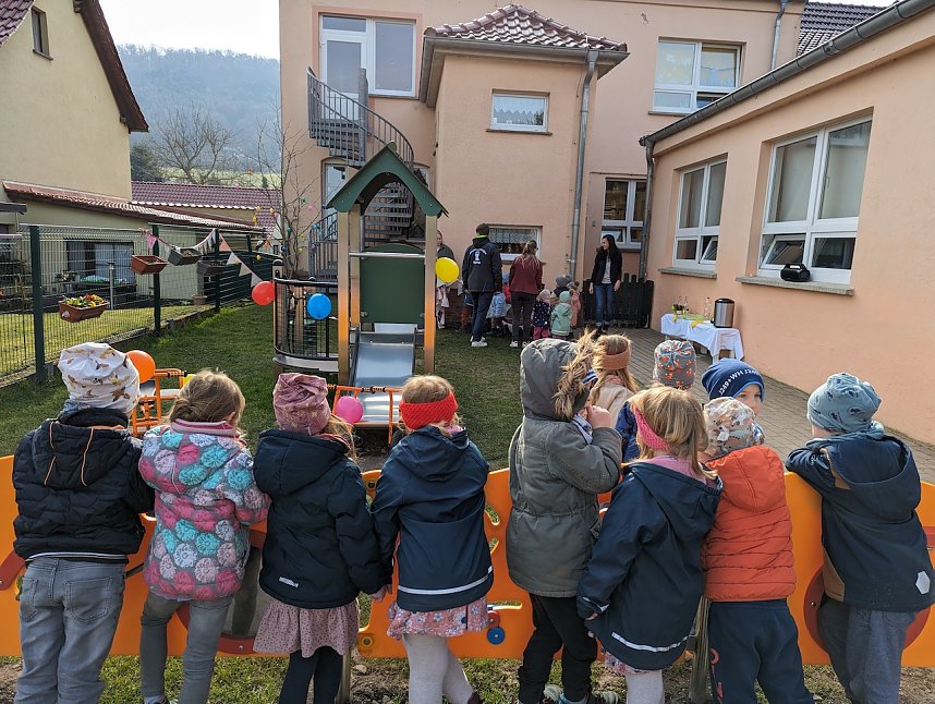 Gro&szlig;e Freude &uuml;ber das neue Spielger&auml;t herrschte bei den Bebraspatzen