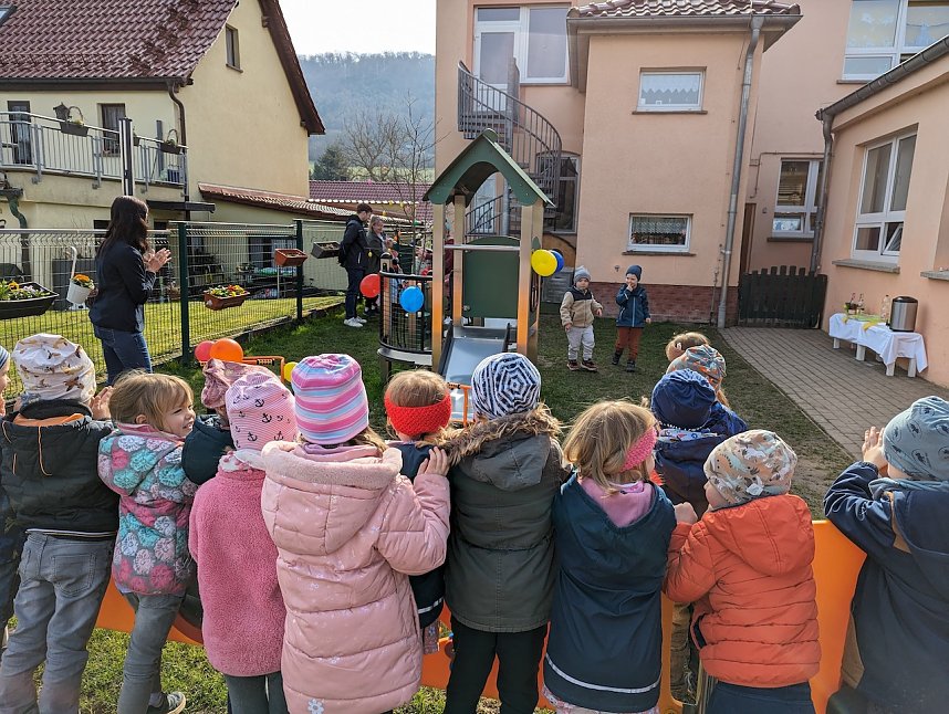 Gro&szlig;e Freude &uuml;ber das neue Spielger&auml;t herrschte bei den Bebraspatzen