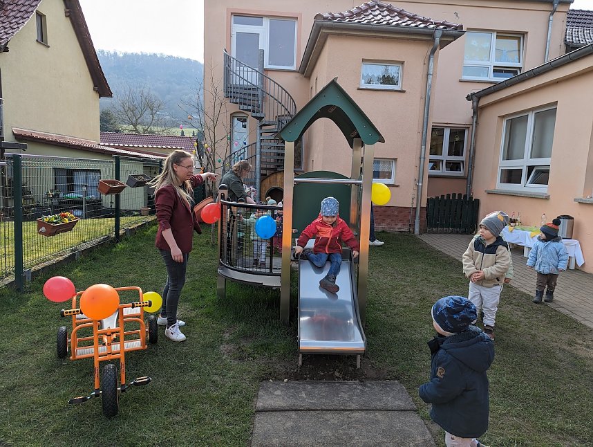 Gro&szlig;e Freude &uuml;ber das neue Spielger&auml;t herrschte bei den Bebraspatzen