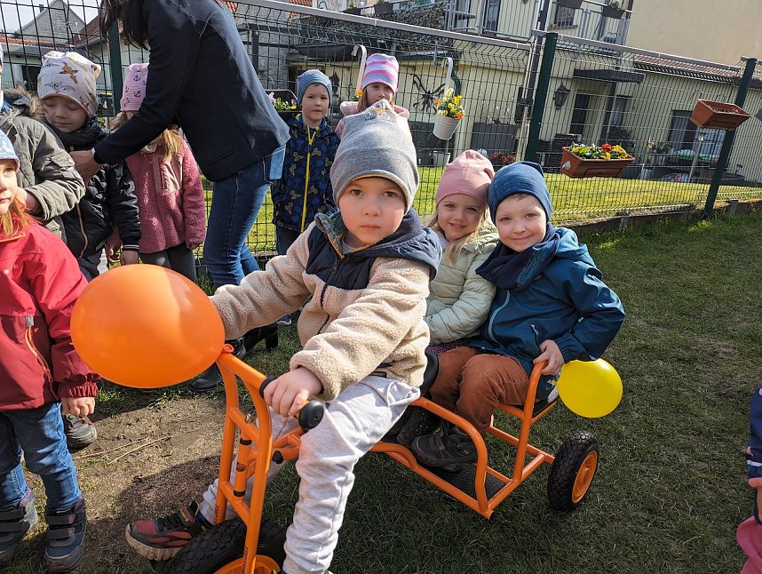 Gro&szlig;e Freude &uuml;ber das neue Spielger&auml;t herrschte bei den Bebraspatzen