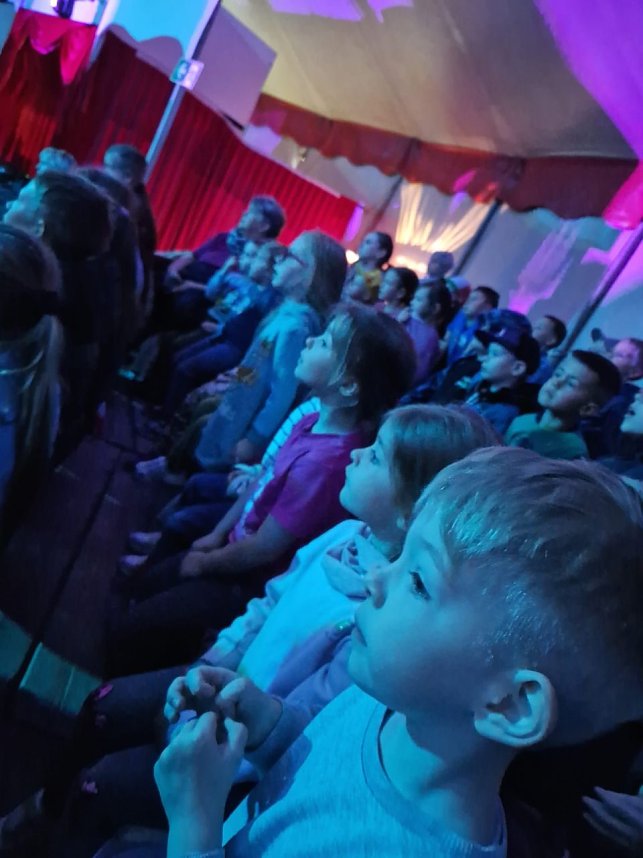 Die kleinen Zuschauer der Kindervilla Bad Frankenhausen in der Manege des Projektzirkus Andre Sperlich Dreamland 