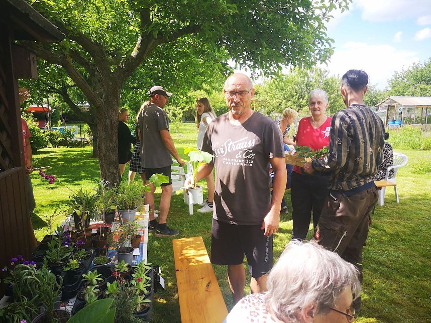 Vorsitzender Ronald Kellner bei der Pflanzentauschb&ouml;rse Kleing&auml;rtner im KGV Gl&uuml;ckauf in Sondershausen