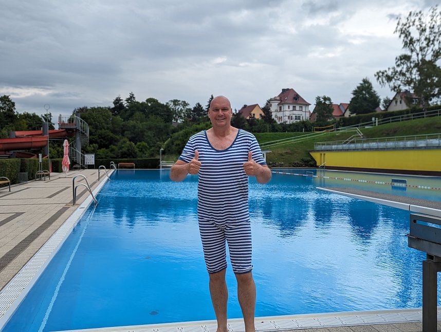 Anbaden im "Bergbad Sonnenblick" in Sondershausen. B&uuml;rgermeister Steffen Grimm zeigte, dass er f&uuml;r jeden Spa&szlig; zu haben ist