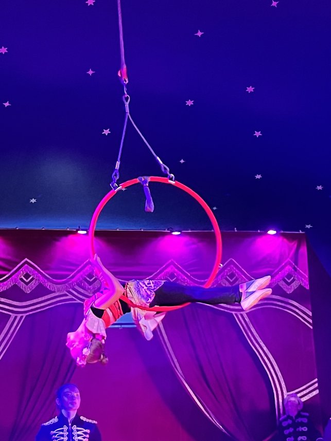 Mitmachzirkus Blubber auf dem Sportplatz in Udersleben