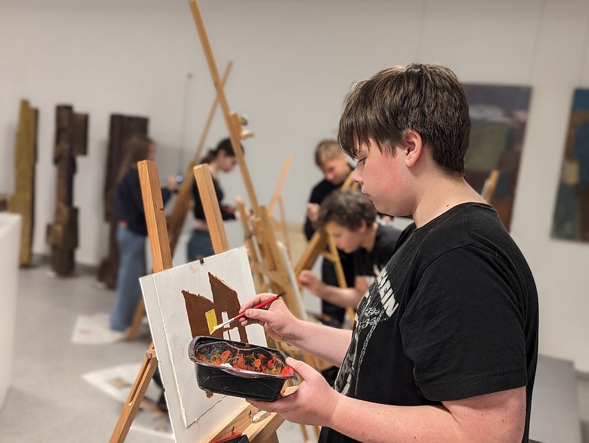 Die Sch&uuml;lerinnen und Sch&uuml;ler der Regelschule am Franzberg durften die Werke von Heinz Scharr eigenst&auml;ndig interpretieren