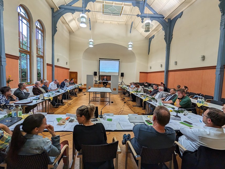 Der Sondersh&auml;user Stadtrat besteht aus 30 Mitgliedern und sieben Fraktionen